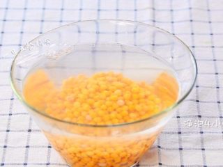 豌豆黄,干豌豆加3倍水冰箱中浸泡4个小时以上。
🌻小贴士：泡之前将一些杂豆，坏豆挑出来。柚子妈是在马云家买的脱皮干豌豆。