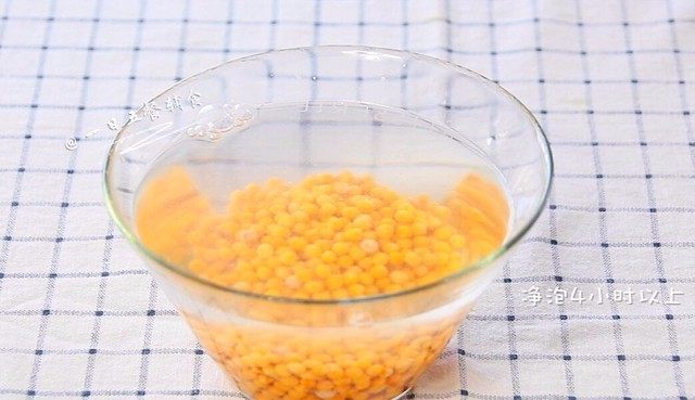 豌豆黄,干豌豆加3倍水冰箱中浸泡4个小时以上。
🌻小贴士：泡之前将一些杂豆，坏豆挑出来。柚子妈是在马云家买的脱皮干豌豆。