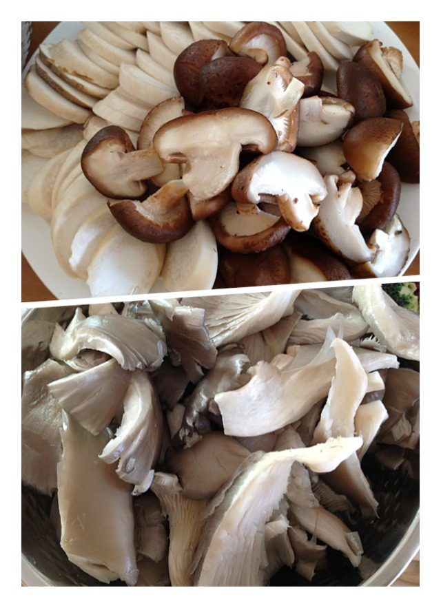 羊肉火锅,如图蘑菇，凤尾菇，杏鲍菇洗干净切好摆盘