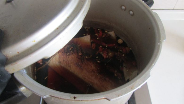 青椒洋葱炒牛肚丝,大火煮开，气压阀叫后转为小火炖煮15分钟；