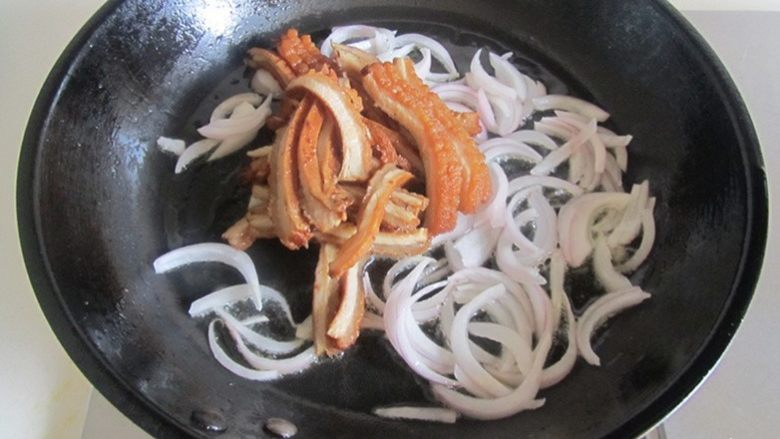 青椒洋葱炒牛肚丝,洋葱丝爆香后加入牛肚丝进去翻炒；