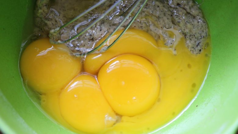 伯爵奶茶蛋糕卷,然后加入4个蛋黄，用蛋抽画一字搅拌均匀