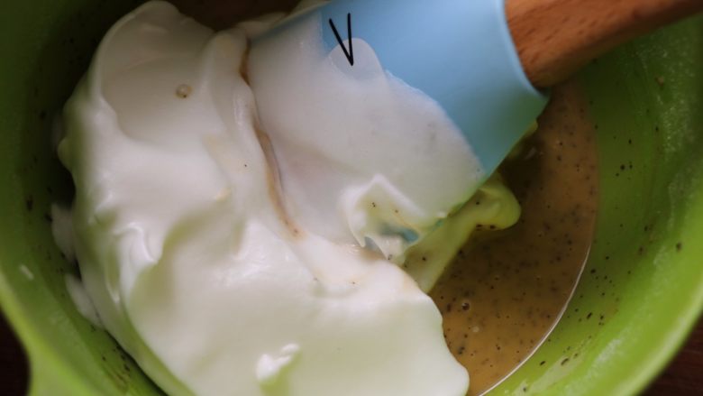 伯爵奶茶蛋糕卷,取1/3蛋白霜放入蛋黄糊中，用刮刀快速翻拌均匀