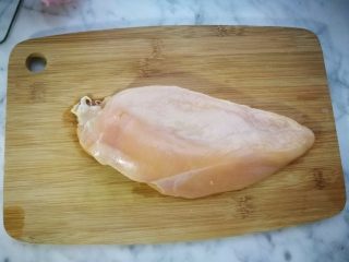 「Cathy边吃边营养」— 孜然鸡胸,将鸡胸上的白色脂肪去掉，洗净备用