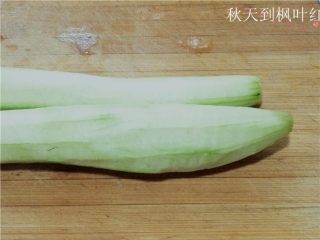 夏季快手菜--微波蒜蓉丝瓜,好长的一根丝瓜，掰成两半，去皮。