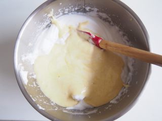玫瑰花蔓越莓蛋糕,将蛋黄糊倒入蛋白中，切拌均匀