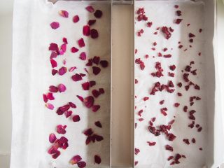 玫瑰花蔓越莓蛋糕,烤盘铺上油纸，用条形饼干模具隔开，一边放入玫瑰花瓣，一边放入蔓越莓碎