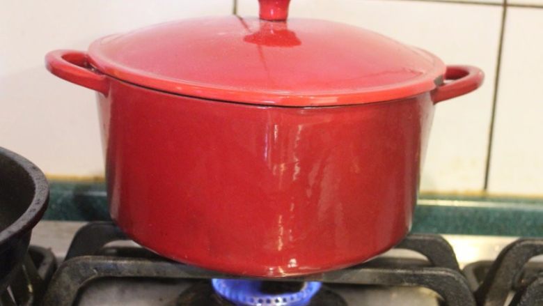 中式炖牛尾,煮滚后转小火，盖盖炖煮1.5-2小时。