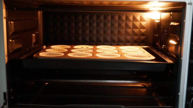 奥利奥芝士纸杯蛋糕,烤箱170度预热，将烤盘放入烤箱中层，水浴法，上下火170度烤20分钟即可