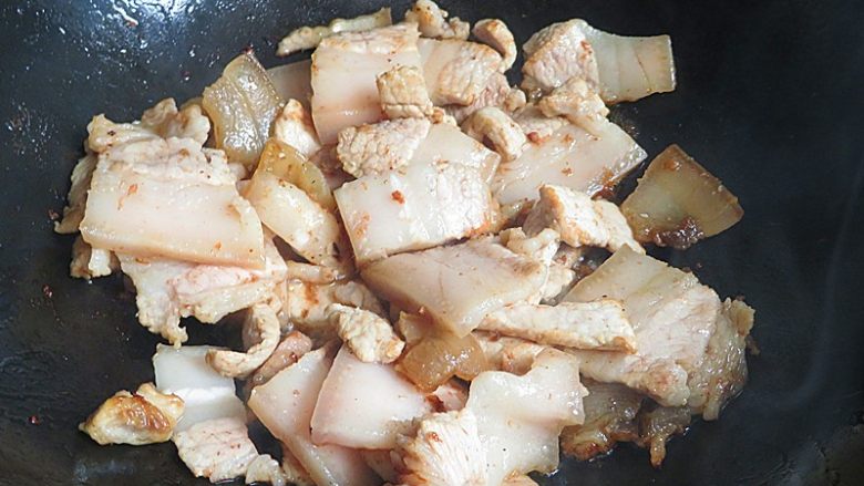 猪肉炖冬瓜粉条,猪肉下入热锅煎一会儿，煎至锅内出油肉两面微微金黄