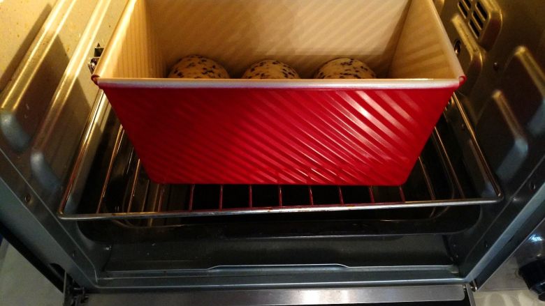 黑芝麻吐司,土司盒放入烤箱发酵40分钟。到8分满就可以取出。