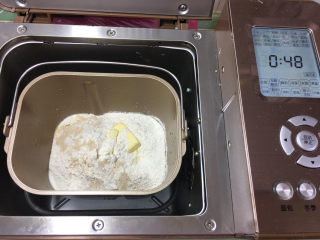 白面包小吐司,将所有材料放入面包机内，使用发面菜单进行揉面。
