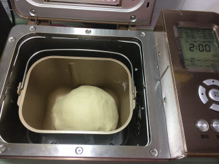白面包小吐司,面团发酵至原来面团的2倍大左右。
