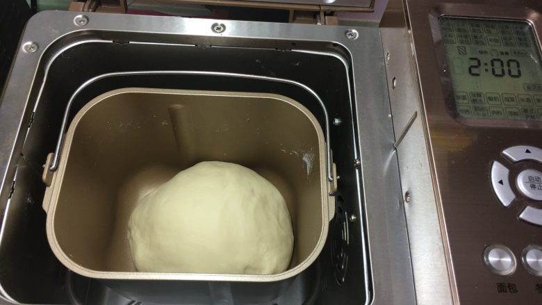 白面包小吐司,面团发酵至原来面团的2倍大左右。