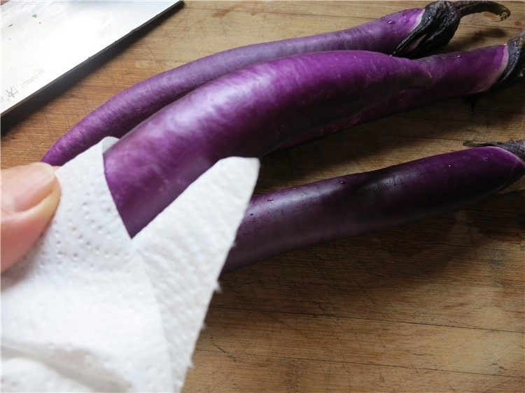 颜值超高的红烧蚝油紫茄子,用厨房纸巾讲茄子上面的水分擦干净
