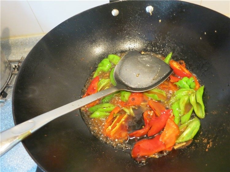 颜值超高的红烧蚝油紫茄子,加入适量的水，少许的盐