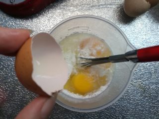 烘焙小白零失败的——黄桃蛋挞,打入两个鸡蛋。
