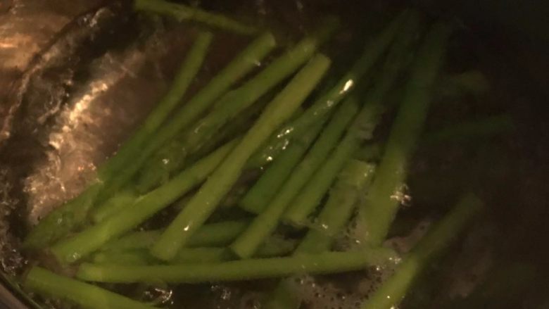 培根蔬菜卷,水里放少许盐烧开，将芦笋放入焯水一分钟捞出