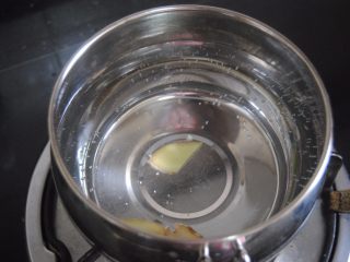 丝瓜肉丸汤,清水放入姜片煮沸