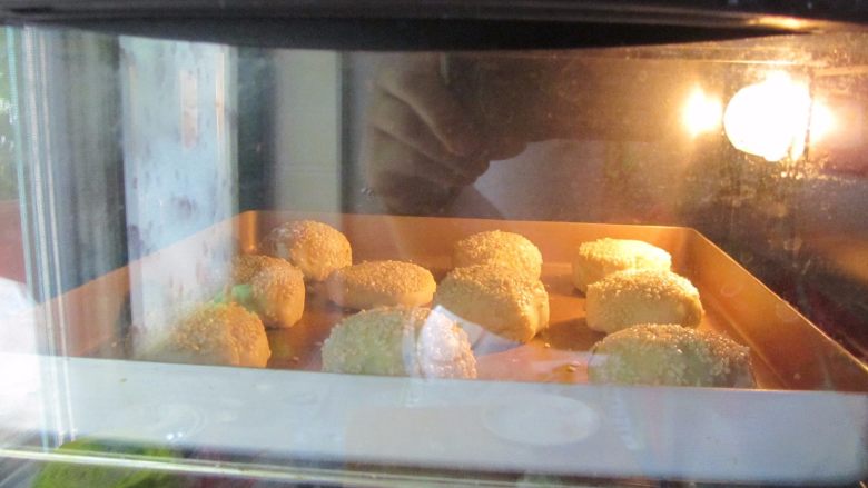 蟹壳黄烧饼,入烤箱、中层、20-25分钟表面微黄即可