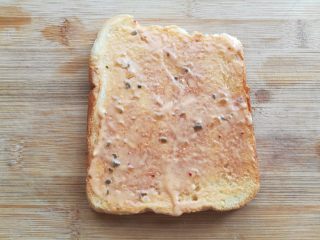 培根芝士三明治,在面包片上涂抹适量的千岛酱