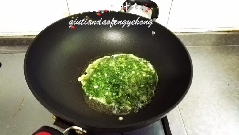 韭菜鸡蛋春卷,锅中放入适量油，将韭菜鸡蛋液倒入。