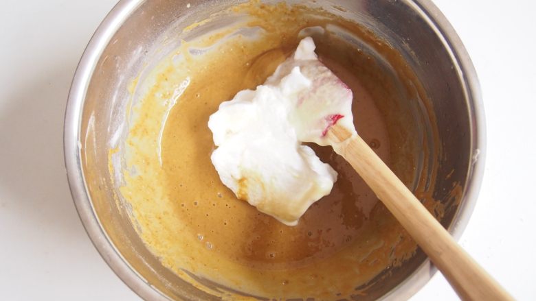 咖啡山药蛋糕卷,将三分之一的蛋白霜加入蛋黄糊中，切拌均匀