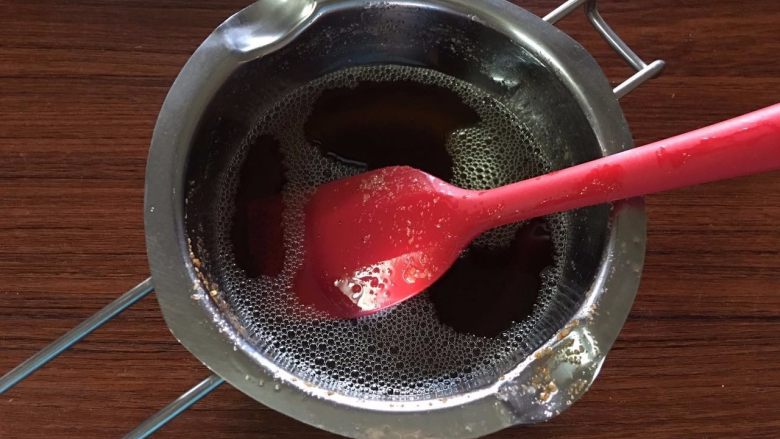 焦糖费南雪,黄油放入锅内，中大火加热至黄油出现焦糖色，能闻到散发的香气，将焦化黄油进行过滤备用
