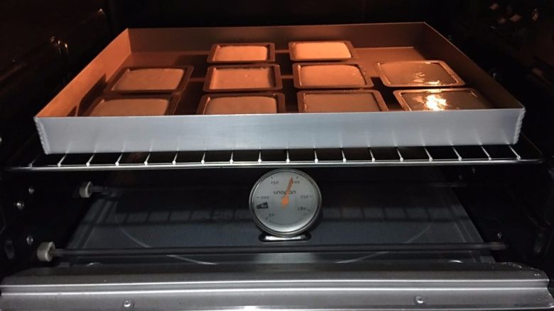 焦糖费南雪,烤箱预热200度，上下火中层，10-15分钟；出炉后立即脱模