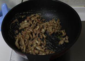 鹅肝酱焗白玉菇,放入炸好的白玉菇炒均匀，撒上红椒碎点缀