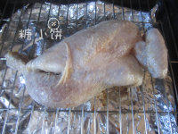 洋葱苹果玫瑰酒烤鸡,去掉鸡肉表面的腌料。架在烤网上（底部铺锡纸接渣）。腌料不舍得扔~又拿来炒了个酱