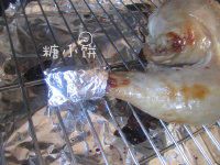 洋葱苹果玫瑰酒烤鸡,中途取出在容易焦掉的关节处（鸡腿骨，鸡翅尖）包锡纸，再刷一层蜂蜜玫瑰酒糖水