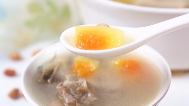 排骨鸡脚木瓜汤,味道鲜美的排骨鸡脚木瓜汤就可以开吃咯。