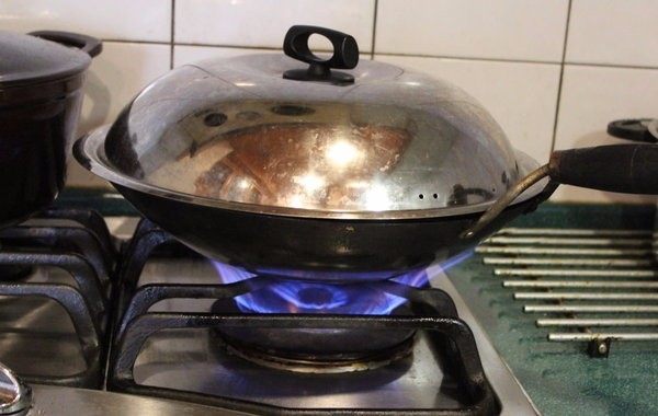 山东烧鸡,入锅大火蒸约25-30分钟。（鸡腿大只，或多只就多蒸一下）。
也可用电饭锅蒸（外锅水2杯，跳起后焖一下）。
