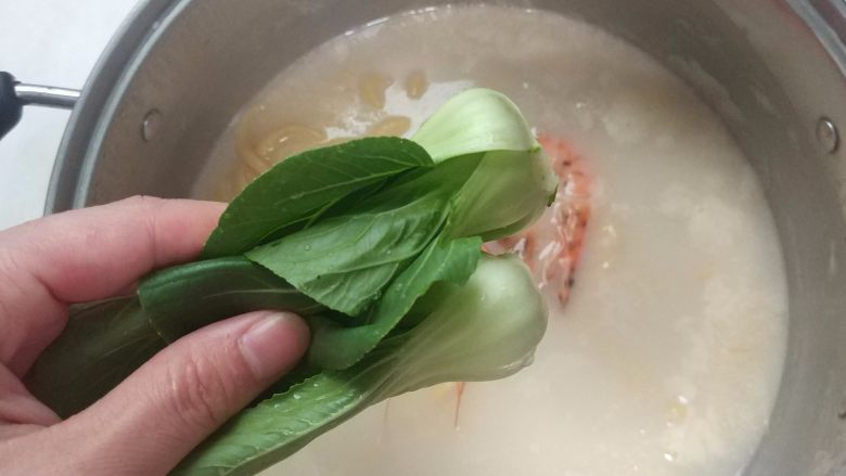 鲜虾胡萝卜面,虾煮至变色后，加入上海青，煮至软即可。起锅前加入适量的盐调味。