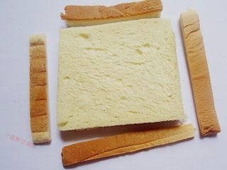 土司香蕉卷,面包片用刀切去四边的皮