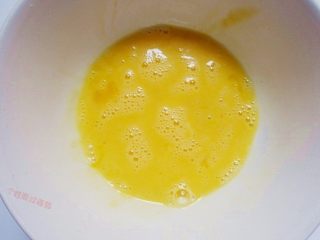 土司香蕉卷,2个蛋黄打散，只要蛋黄