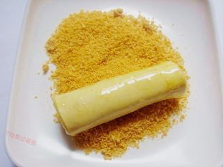 土司香蕉卷,土司卷蘸上蛋液，再裹上金色面包糠
