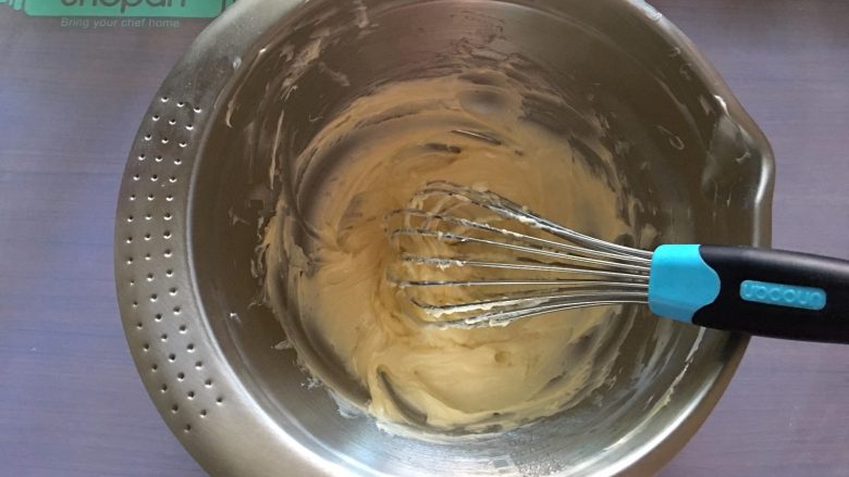 可爱印花饼干,用手动打蛋器将黄油搅拌成乳霜状态