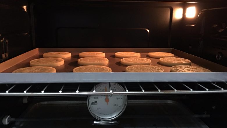 可爱印花饼干,烤箱预热170度，中层10～15分钟，烤制表面上色（烤好的饼干等凉后再移动）
