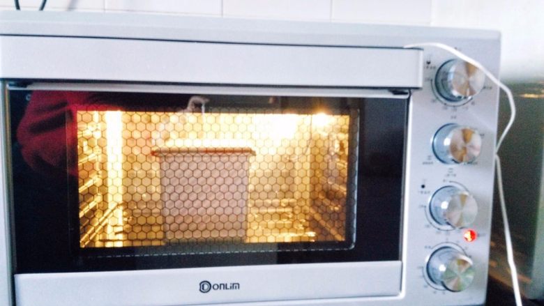 北海道吐司(直接法),烤箱预热，170度约烤40分钟即可。
