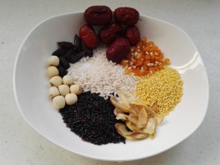 杂粮粥, 原料：玉米、莲子、黑花生、黑米、大黄米、糯米、灰枣、百合。