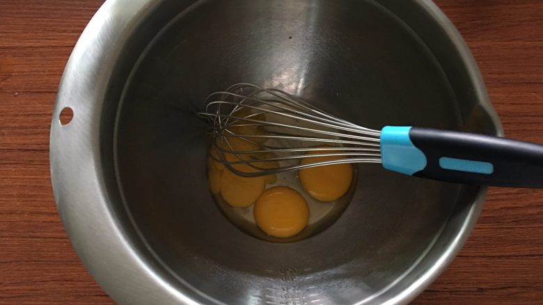 斑斓相思蛋糕,将2个蛋黄与全蛋液混合并搅拌均匀