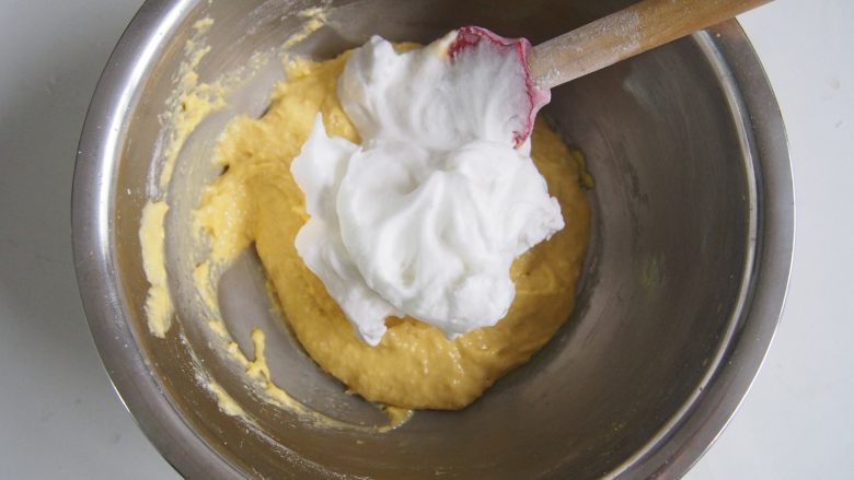 椰蓉蛋糕,将蛋白取三分之一加入面糊中，切拌均匀。