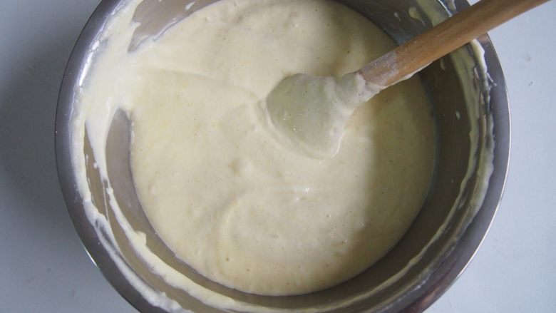 椰蓉蛋糕,将面糊倒入剩下的蛋白中，切拌均匀。