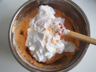 胡萝卜小蛋糕,将剩余蛋白加入面糊中，切拌均匀。