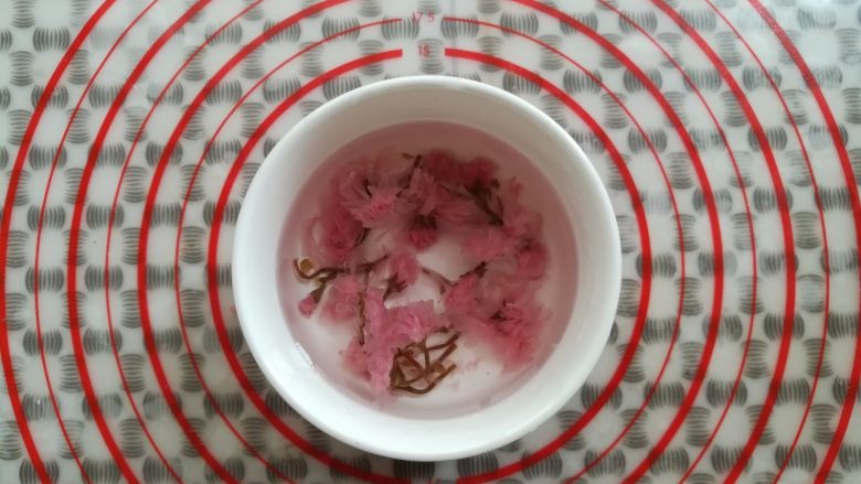 苹果酥,装饰的盐渍樱花用水洗一下，再泡水2小时左右