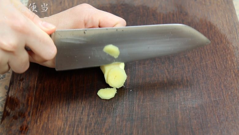 香煎鸡排饭,把姜去皮后切成片。