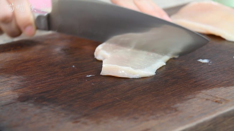 香煎鸡排饭,用刀背在肉的两面轻剁，能让肉质口感更嫩。