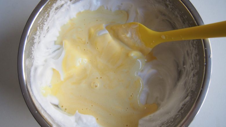戚风苹果卷,将蛋黄糊倒入剩余的蛋白中，搅拌均匀。